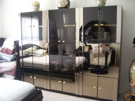 "Contemporary Noir" pieces are notoriously difficult to photograph. 